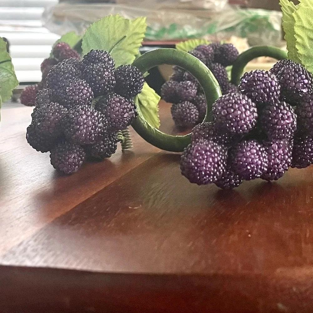**VINTAGE** Pier 1 Imports Beaded Grape Cluster Napkin Ring Set -Lot Of 6 -Fruit